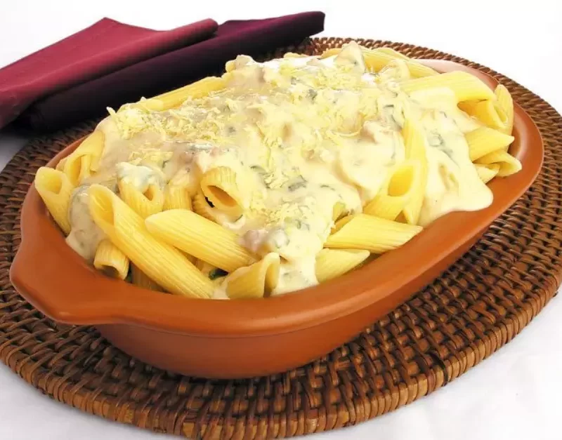 Macarrão Penne com Queijo e Creme de Leite