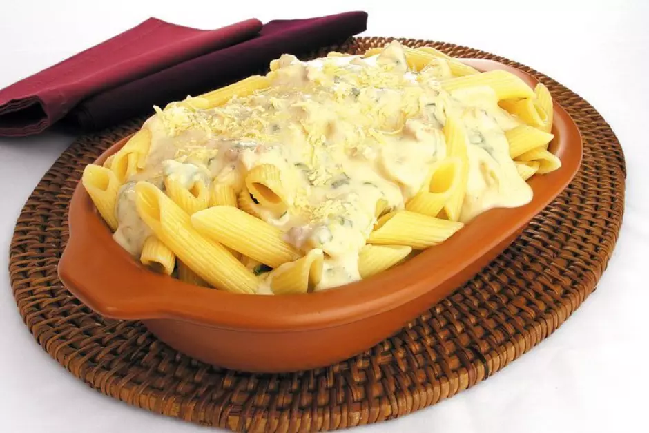 Macarrão Penne com Queijo e Creme de Leite